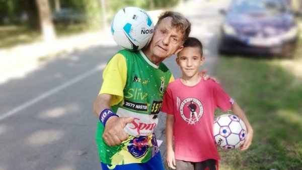 БИЦИКЛОМ 40 КИЛОМЕТАРА ДА БИ ПИМПЛАО ЛОПТУ: Нови подвиг Славка (77), жонглера из Зрењанина (ФОТО) БИЦИКЛОМ 40 КИЛОМЕТАРА ДА БИ ПИМПЛАО ЛОПТУ: Нови подвиг Славка (77), жонглера из Зрењанина (ФОТО)