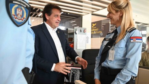 ГАШИћ НА АЕРОДРОМУ НИКОЛА ТЕСЛА: Полицајци у новим униформама (ФОТО) ГАШИћ НА АЕРОДРОМУ НИКОЛА ТЕСЛА: Полицајци у новим униформама (ФОТО)