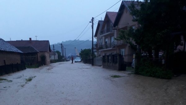 ВАНРЕДНА СИТУАЦИЈА У 19 МЕСНИХ ЗАЈЕДНИЦА: Вода и до пола метра у шабачком крају - ванредно и у Јагодини и Бабушници ВАНРЕДНА СИТУАЦИЈА У 19 МЕСНИХ ЗАЈЕДНИЦА: Вода и до пола метра у шабачком крају - ванредно и у Јагодини и Бабушници