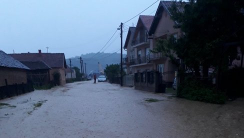 ВАНРЕДНА СИТУАЦИЈА У 19 МЕСНИХ ЗАЈЕДНИЦА: Вода и до пола метра у шабачком крају - ванредно и у Јагодини и Бабушници