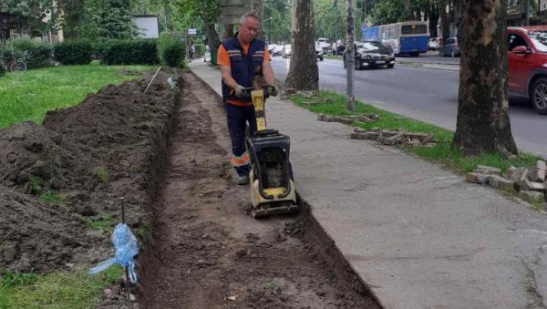 РЕНОВИРАЈУ СЕ БИЦИКЛИСТИЧКЕ СТАЗЕ У НОВОМ САДУ: Почели радови у Футошкој улици РЕНОВИРАЈУ СЕ БИЦИКЛИСТИЧКЕ СТАЗЕ У НОВОМ САДУ: Почели радови у Футошкој улици