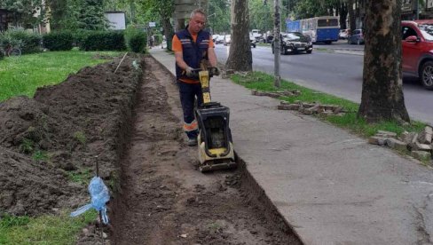 RENOVIRAJU SE BICIKLISTIČKE STAZE U NOVOM SADU: Počeli radovi u Futoškoj ulici RENOVIRAJU SE BICIKLISTIČKE STAZE U NOVOM SADU: Počeli radovi u Futoškoj ulici