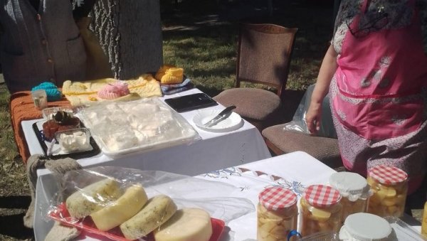 СИРЕВИ ИЗ БОКЕ ЗА СВАЧИЈИ УКУС: Осма Банатска сиријада (ФОТО) СИРЕВИ ИЗ БОКЕ ЗА СВАЧИЈИ УКУС: Осма Банатска сиријада (ФОТО)