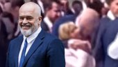 EDI RAMA PONOVO ŠOKIRA: Strastveni poljubac sa Đorđom Meloni (VIDEO)