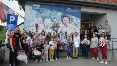 PODSTICAJ NATALITETU: Bebi paketi i auto-sedišta podeljena roditeljima novorođenih Svilajnčana (FOTO)