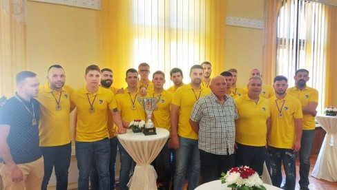 MILION DINARA ZA ISTORIJSKI USPEH: Nagrađeni igrači i stručni štab MILION DINARA ZA ISTORIJSKI USPEH: Nagrađeni igrači i stručni štab