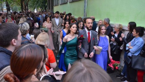 MATURANTI NASMEJANI NA PREKRETNICI ŽIVOTA: Jagodinski đaci obeležili kraj školske godine (FOTO) MATURANTI NASMEJANI NA PREKRETNICI ŽIVOTA: Jagodinski đaci obeležili kraj školske godine (FOTO)