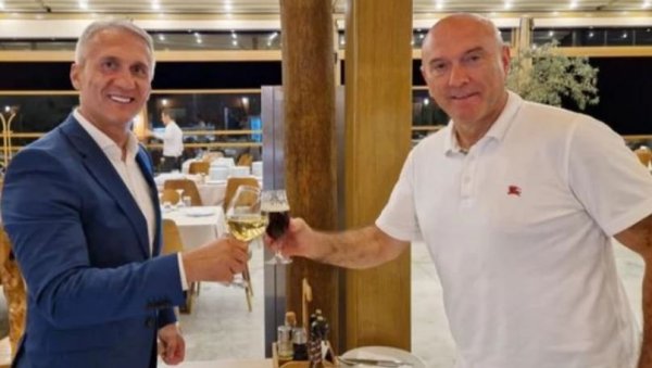 ПРЕДИЗБОРНО ИЗНЕНАЂЕЊЕ: Бато Царевић подржао Вукшића ПРЕДИЗБОРНО ИЗНЕНАЂЕЊЕ: Бато Царевић подржао Вукшића