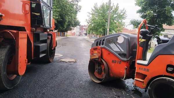 НОВИ КОЛОВОЗ У ПАРАЋИНУ: Први асфалтни слој за Улицу Николе Пашића (ФОТО)