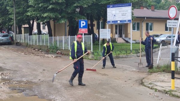У ДЕЛУ ЋИЋЕВЦА ВАНРЕДНА СИТУАЦИЈА: Последње непогоде четврте веће ове године на подручу Александровца, комисија пописује штету (ФОТО/ВИДЕО) У ДЕЛУ ЋИЋЕВЦА ВАНРЕДНА СИТУАЦИЈА: Последње непогоде четврте веће ове године на подручу Александровца, комисија пописује штету (ФОТО/ВИДЕО)