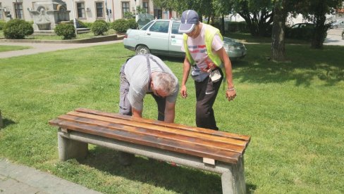 PRAKTIČNOM NASTAVOM DO LEPŠE VAROŠI: Vlasotinčani obnavljaju oštećene klupe PRAKTIČNOM NASTAVOM DO LEPŠE VAROŠI: Vlasotinčani obnavljaju oštećene klupe