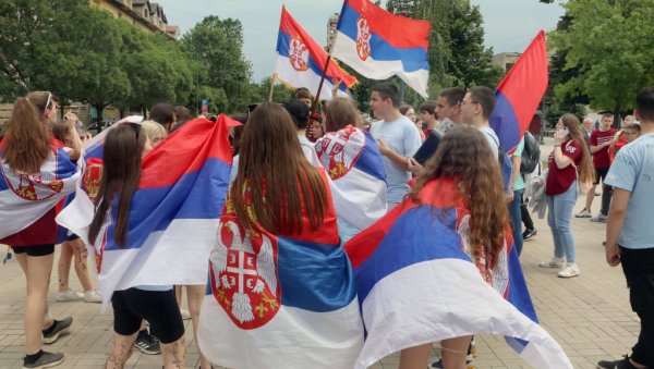 ДИВНЕ СЦЕНЕ У СМЕДЕРЕВУ: Матуранти прославили крај школске године (ФОТО) ДИВНЕ СЦЕНЕ У СМЕДЕРЕВУ: Матуранти прославили крај школске године (ФОТО)
