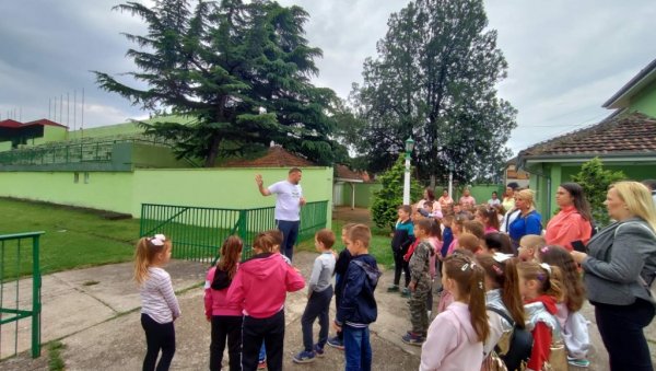 „ОТВОРЕНА ВРАТА“ ПАРАЋИНСКОГ ФК ЈЕДИНСТВО: Предшколци тренирали и шутирали лопту на стадиону (ФОТО) „ОТВОРЕНА ВРАТА“ ПАРАЋИНСКОГ ФК ЈЕДИНСТВО: Предшколци тренирали и шутирали лопту на стадиону (ФОТО)