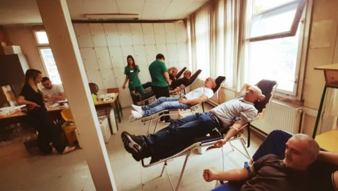 ПОЛИЦАЈЦИ НА ВИСИНИ ЗАДАТКА: Акција добровољног давалаштва крви припадника ПУ Краљево ПОЛИЦАЈЦИ НА ВИСИНИ ЗАДАТКА: Акција добровољног давалаштва крви припадника ПУ Краљево