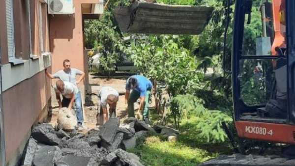 СРЕЂУЈУ ОКО ЗГРАДА У БЛАГОЈА ЈОВОВИЋА Путари вредно раде широм Земуна СРЕЂУЈУ ОКО ЗГРАДА У БЛАГОЈА ЈОВОВИЋА Путари вредно раде широм Земуна