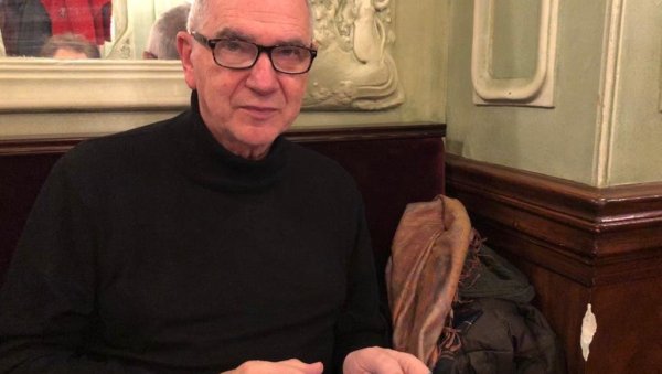 ПИСАЦ И КЊИЖЕВНИ ПРЕВОДИЛАЦ ЖАРКО РАДАКОВИЋ О НОВОМ РОМАНУ: Животопис у коме се много тога врти око фудбала ПИСАЦ И КЊИЖЕВНИ ПРЕВОДИЛАЦ ЖАРКО РАДАКОВИЋ О НОВОМ РОМАНУ: Животопис у коме се много тога врти око фудбала