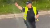 КАО ДА ЈЕ СКРИВЕНА КАМЕРА Погледајте како сарајевски полицајац зауставља возило (ВИДЕО) КАО ДА ЈЕ СКРИВЕНА КАМЕРА Погледајте како сарајевски полицајац зауставља возило (ВИДЕО)