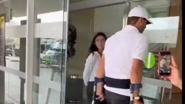 НИЈЕ (МУ) СВЕЈЕДНО: Рафаел Надал изашао из аутомобила, а навијачи нису навикли да га виде оваквог НИЈЕ (МУ) СВЕЈЕДНО: Рафаел Надал изашао из аутомобила, а навијачи нису навикли да га виде оваквог