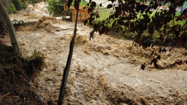 ВРЊАЧКА БАЊА ПОД ВОДОМ: Језиве последице невремена, све паралисано - Поплављене улице, школа, куће, продавнице (ФОТО/ВИДЕО) ВРЊАЧКА БАЊА ПОД ВОДОМ: Језиве последице невремена, све паралисано - Поплављене улице, школа, куће, продавнице (ФОТО/ВИДЕО)
