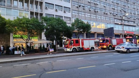 DETALJI POŽARA NA TERAZIJAMA: Vatrogasci pretraživali sobe hostela, dvoje zatečeno bez svesti (VIDEO)