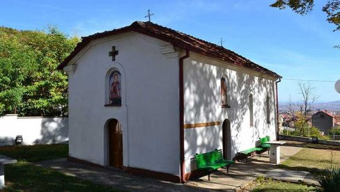 OSKRNAVLJENA SRPSKA CRKVA U PREŠEVU: Novosti saznaju - Žena ušla u hram, polomila krst i na zidu napisala Alah je veliki OSKRNAVLJENA SRPSKA CRKVA U PREŠEVU: Novosti saznaju - Žena ušla u hram, polomila krst i na zidu napisala Alah je veliki