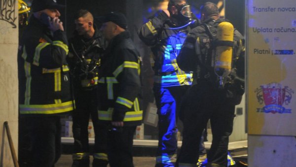 ДРАМА У БЕОГРАДУ: Гори кладионица на Теразијама, људи беже пред ватреном буктињом, а дим куља са свих страна (ВИДЕО) ДРАМА У БЕОГРАДУ: Гори кладионица на Теразијама, људи беже пред ватреном буктињом, а дим куља са свих страна (ВИДЕО)