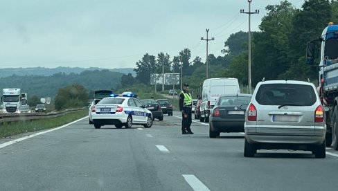 НЕЗГОДА НА АУТО-ПУТУ БЕОГРАД–НИШ: Због судара два таксија се направио велики застој (ФОТО)