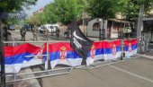 DESETI DAN PROTESTA SRBA U ZVEČANU: Nastavlja se mirno okupljanje kod zgrade opštine DESETI DAN PROTESTA SRBA U ZVEČANU: Nastavlja se mirno okupljanje kod zgrade opštine