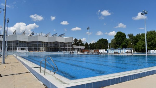 У КИКИНДИ ТРИ ДАНА БЕСПЛАТНО НА БАЗЕНЕ: Врућина убрзала купалишну сезону У КИКИНДИ ТРИ ДАНА БЕСПЛАТНО НА БАЗЕНЕ: Врућина убрзала купалишну сезону