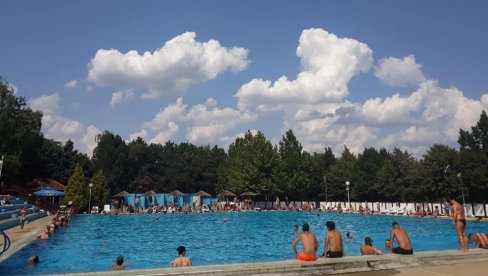 ĐACI GENERACIJE U KIKINDI BESPLATNO NA BAZENE: Poklon Sportskog centra „Jezero“ ĐACI GENERACIJE U KIKINDI BESPLATNO NA BAZENE: Poklon Sportskog centra „Jezero“