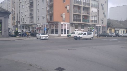 POVREĐENA DEVOJKA U TEŠKOM STANJU: Posle jučerašnje saobraćajne nesreće u Novom Sadu POVREĐENA DEVOJKA U TEŠKOM STANJU: Posle jučerašnje saobraćajne nesreće u Novom Sadu
