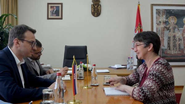 ПЕТКОВИЋ СА АМБАСАДОРКОМ НЕМАЧКЕ: Куртијеви градоначелници и специјалне јединице немају шта да траже на северу Косова (ФОТО) ПЕТКОВИЋ СА АМБАСАДОРКОМ НЕМАЧКЕ: Куртијеви градоначелници и специјалне јединице немају шта да траже на северу Косова (ФОТО)