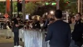 ЧИЈЕ КОЊЕ ЈАШЕШ, НИКОЛА? Америка бруји о потезу српских навијача (ВИДЕО) ЧИЈЕ КОЊЕ ЈАШЕШ, НИКОЛА? Америка бруји о потезу српских навијача (ВИДЕО)