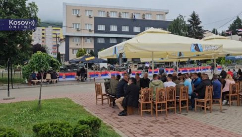 SRBI U LEPOSAVIĆU NASTAVLJAJU MIRAN PROTEST: Za danas planirana akcija dobrovoljnog davanja krvi SRBI U LEPOSAVIĆU NASTAVLJAJU MIRAN PROTEST: Za danas planirana akcija dobrovoljnog davanja krvi