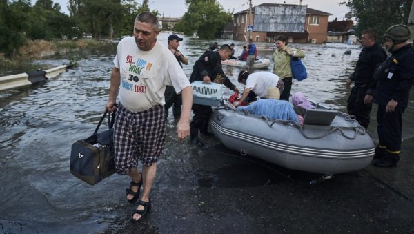 СПАСИОЦЕ ЧЕКАЛИ НА КРОВОВИМА И ДРВЕЋУ: Хиљаде грађана у Херсонској области морале су да напусте поплављене домове СПАСИОЦЕ ЧЕКАЛИ НА КРОВОВИМА И ДРВЕЋУ: Хиљаде грађана у Херсонској области морале су да напусте поплављене домове