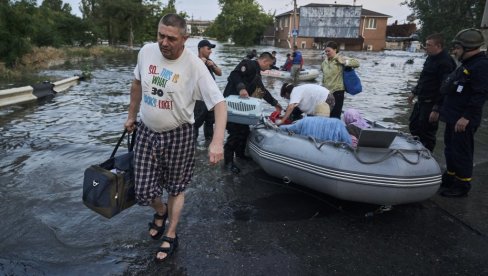 СПАСИОЦЕ ЧЕКАЛИ НА КРОВОВИМА И ДРВЕЋУ: Хиљаде грађана у Херсонској области морале су да напусте поплављене домове СПАСИОЦЕ ЧЕКАЛИ НА КРОВОВИМА И ДРВЕЋУ: Хиљаде грађана у Херсонској области морале су да напусте поплављене домове