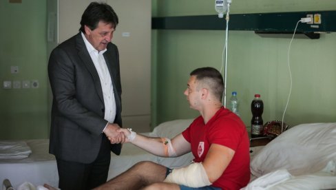 НЕЋЕМО ДОЗВОЛИТИ ДА ПОЛИЦАЈЦИ БУДУ МЕТА: Министар Гашић обишао рањеног припадника Жандармерије (ФОТО) НЕЋЕМО ДОЗВОЛИТИ ДА ПОЛИЦАЈЦИ БУДУ МЕТА: Министар Гашић обишао рањеног припадника Жандармерије (ФОТО)