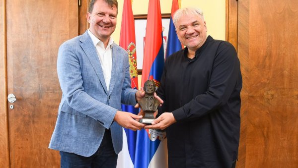 ОПЕРСКОМ ПЕВАЧУ ЖЕЉКУ ЛУЧИЋУ УРУЧЕН МИХАЈЛО ПУПИН: Највеће покрајинско признање најтраженијем баритону на свету ОПЕРСКОМ ПЕВАЧУ ЖЕЉКУ ЛУЧИЋУ УРУЧЕН МИХАЈЛО ПУПИН: Највеће покрајинско признање најтраженијем баритону на свету