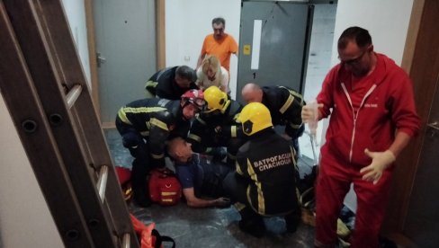 PROPALI KROZ OKNO LIFTA: Nesreća u Kraljevu, povređena dva radnika (FOTO) PROPALI KROZ OKNO LIFTA: Nesreća u Kraljevu, povređena dva radnika (FOTO)