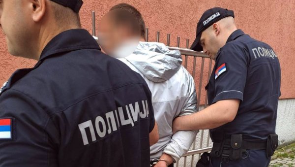 ПРЕТИО СУПРУЗИ ОРУЖЈЕМ, ПА ПОБЕГАО: Ухапшен мушкарац из Крушевца због насиља у породици ПРЕТИО СУПРУЗИ ОРУЖЈЕМ, ПА ПОБЕГАО: Ухапшен мушкарац из Крушевца због насиља у породици