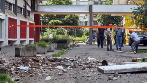 POSLE SASTANKA SA STANARIMA Iz Opštine Novi Beograd o zgradi u Bulevaru Mihajla Pupina 145 sa koje je pala terasa POSLE SASTANKA SA STANARIMA Iz Opštine Novi Beograd o zgradi u Bulevaru Mihajla Pupina 145 sa koje je pala terasa