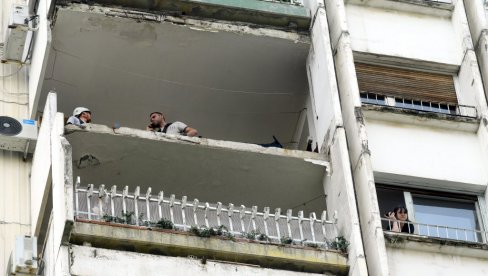 НЕМАЈУ НОВАЦ ЗА ОБНОВУ ФАСАДЕ Муке станара зграде у Булевару Михајла Пупина са које је у среду увече пала тераса НЕМАЈУ НОВАЦ ЗА ОБНОВУ ФАСАДЕ Муке станара зграде у Булевару Михајла Пупина са које је у среду увече пала тераса
