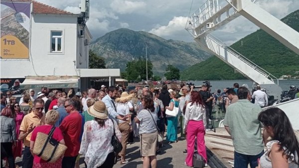 БЛОКАДА ТРАЈЕКТНОГ САОБРАЋАЈА У КАМЕНАРИМА: За спас Института Игало БЛОКАДА ТРАЈЕКТНОГ САОБРАЋАЈА У КАМЕНАРИМА: За спас Института Игало