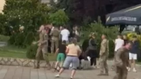 GRAJA I SMEH: Srpski mališni igrali fubal sa pripadnicima Kfora (VIDEO)