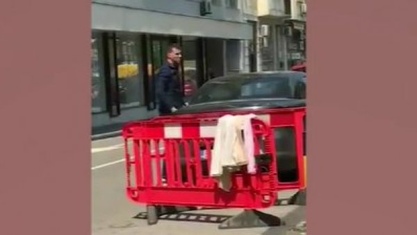 СВЕ СЕ НЕМА: Манојловић се возика по граду у скупоценом аутомобилу (ВИДЕО) СВЕ СЕ НЕМА: Манојловић се возика по граду у скупоценом аутомобилу (ВИДЕО)