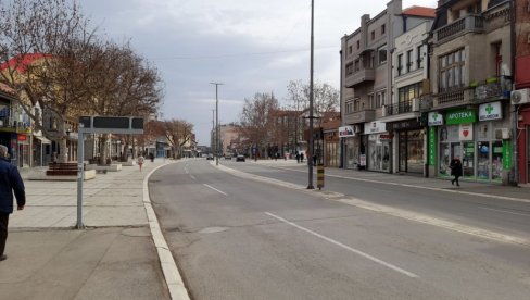 LOMLJENJE VELIKE ČESNICE: Tradicionalna manifestacija na leskovačkoj Širokoj čaršiji LOMLJENJE VELIKE ČESNICE: Tradicionalna manifestacija na leskovačkoj Širokoj čaršiji