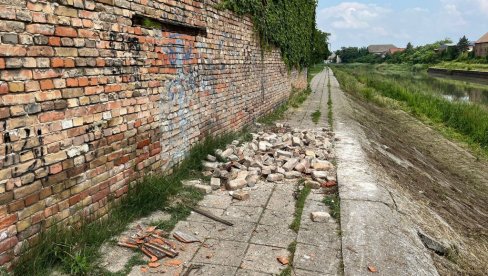 СРЕЋОМ НИКО НИЈЕ НАСТРАДАО: На пешачку стазу код Бегеја урушио се део крова (ФОТО) СРЕЋОМ НИКО НИЈЕ НАСТРАДАО: На пешачку стазу код Бегеја урушио се део крова (ФОТО)