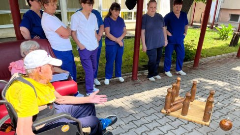 UŽIVALI U SPORTSKIM AKTIVNOSTIMA: Druženje Zrenjaninaca sa najstarijim sugrađanima (FOTO)