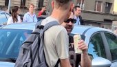 РУЖНЕ СЛИКЕ СА ПРОТЕСТА ОПОЗИЦИЈЕ: Не може да прође без лименки алкохола (ФОТО) РУЖНЕ СЛИКЕ СА ПРОТЕСТА ОПОЗИЦИЈЕ: Не може да прође без лименки алкохола (ФОТО)