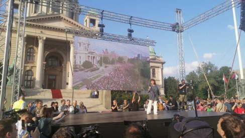 НАСИЉЕ СУ ЗАТВОРЕНЕ ФАБРИКЕ: Сека Сабљић на протесту говорила о времену кад су Србијом владали они који организују ове протесте НАСИЉЕ СУ ЗАТВОРЕНЕ ФАБРИКЕ: Сека Сабљић на протесту говорила о времену кад су Србијом владали они који организују ове протесте